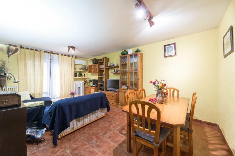 Vivienda Familiar Con Jardin Junto A Ifema Appartement Madrid Buitenkant foto